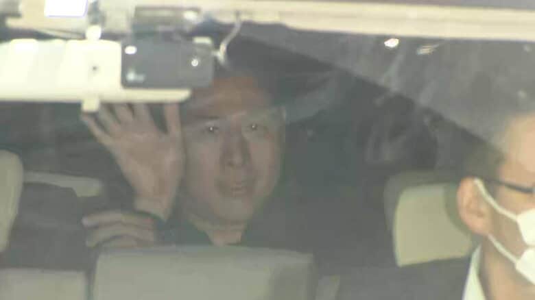 笑顔で警視庁に入るつばさの党幹事長の根本良輔容疑者　5月17日