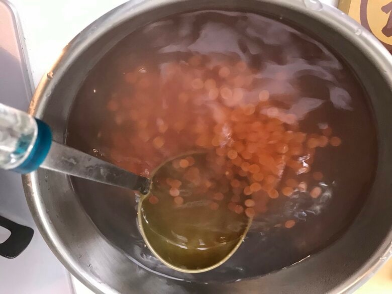 70℃程度の湯を注ぎ、お玉でかき混ぜてイクラを泳がせる（画像提供：魚食普及推進センターHP）