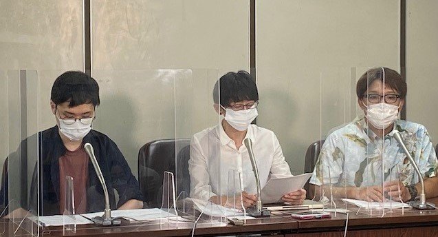 8月25日都内で会見する内澤旬子さん（中央）。5年前ストーカー被害を受けた