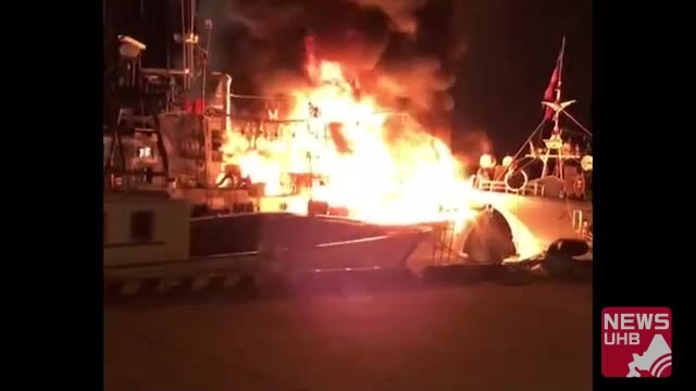 炎上イカ釣り漁船…岸壁の電源とつなぐケーブルが激しく損傷
