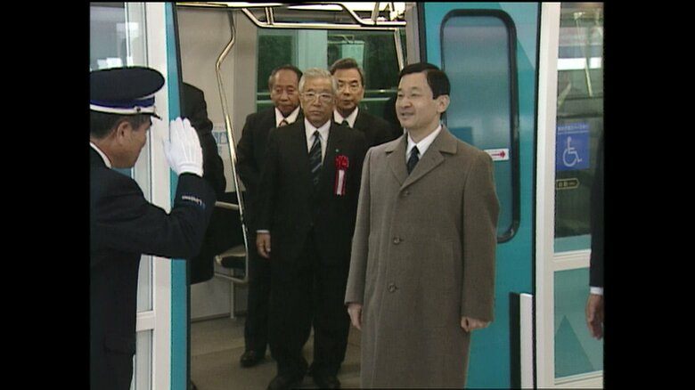 「万博会場駅」で降車される皇太子さま