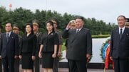 名前も肩書きもなく“センター”に　金正恩氏の娘「ジュエ」氏に見る映像先行の北朝鮮「後継者」イメージ戦略