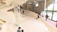 雨や曇りが続くお盆休み　富谷市の複合図書館「ユートミヤ」の屋内遊び場が元気な子供たちで大盛況〈宮城〉