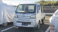 無免許運転で軽トラ運転、信号待ちの車に追突しそのまま逃走の疑…