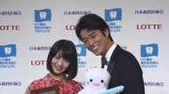 桐谷健太&浜辺美波「いい歯の日」に最高の笑顔披露