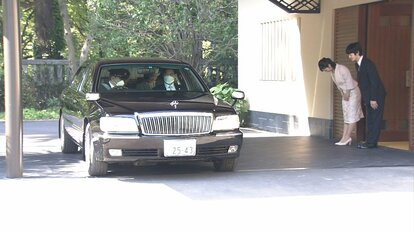 佳子さま、悠仁さまの見送りを受けられる秋篠宮ご夫妻（4日午前8時半ごろ 秋篠宮邸）