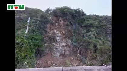 落石防護柵で早期に片側通行へ 長崎市南部の国道499 号通行止め　付近の観光施設などにも影響　