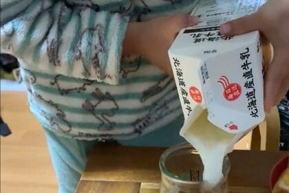 「大成功するからお父さんに撮って送ってね！」牛乳を自分で注ぎたい4歳息子の“お約束”の結末にほっこり