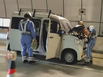 走行中にエンジンルームから出火…高速道路のトンネル内で軽自動車が燃える 運転手が消火栓使って消し止めケガ人なし