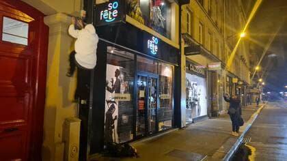 アクロバティックに街の灯りを消す若者たち　「ウェットスーツ」義務付けのプールも…パリの深刻なエネルギー事情