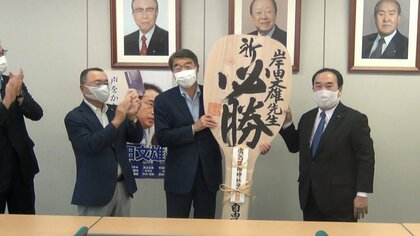 ゼレンスキー大統領に「必勝しゃもじ」などプレゼント　岸田首相