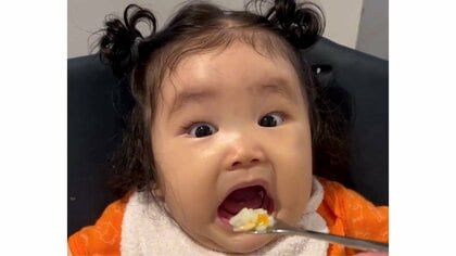 「あげてるこっちが驚くから笑」ご飯を食べるたびに口と目が大きく開く赤ちゃんがかわいい！毎回のことなのか母親に聞いた