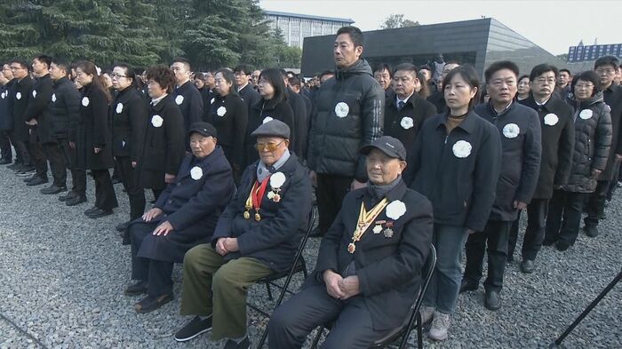 追悼式典に参加する南京市民ら(12月13日)