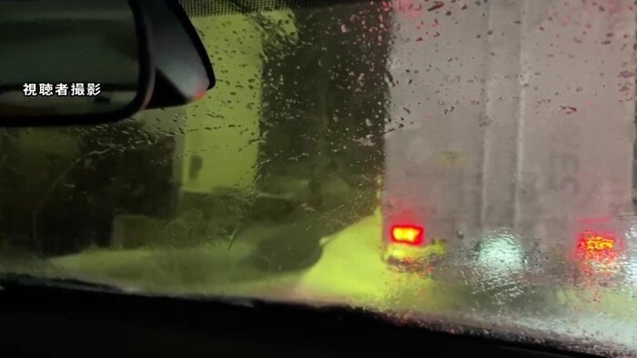 ふぶきで視界が悪い中、数十台が車内で一夜を明かす（視聴者撮影）