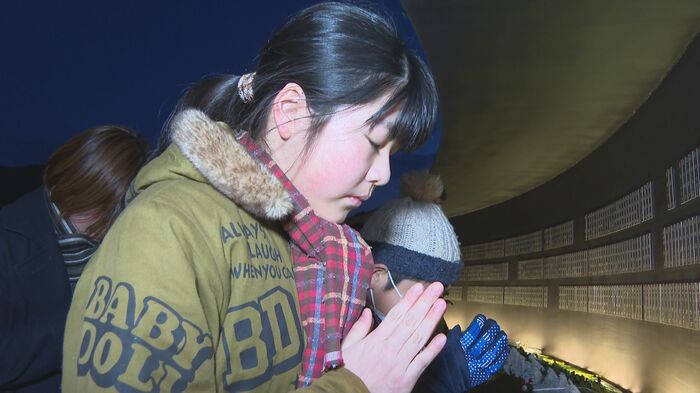 慰霊碑に祈りを捧げる佐々木智桜さん（2026.3.11）