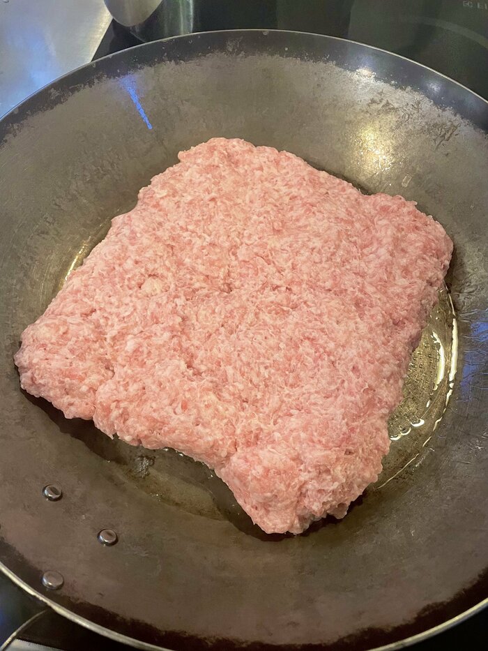 豚ひき肉をフライパンで焼く(提供:「べちか(@10chf)」さん)