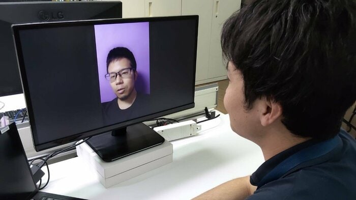 ラオスからリモート取材に応じる伊左治佳孝さん