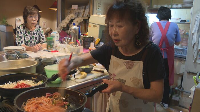 朝から来店客で大忙しの山岸さん(9月16日)