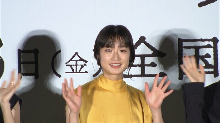 門脇麦、黄色の華やかなドレス姿で