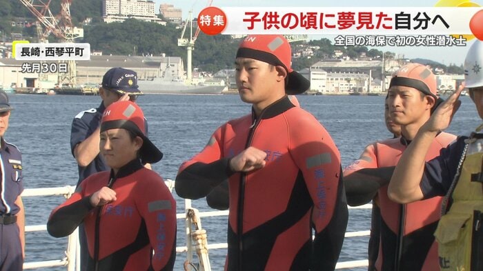 潜水士　濵地多実さん（左）