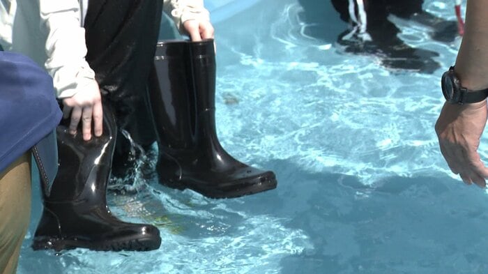 靴を“長靴”に履き替えて水の中を歩く体験も