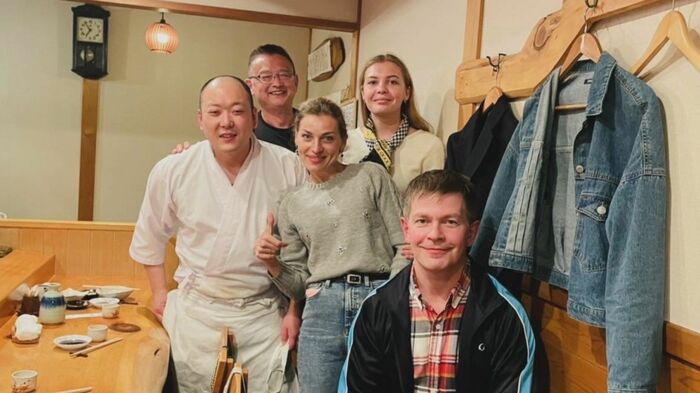 ウクライナの避難家族、禅道会の小沢首席師範(奥)、ニコライさん(提供写真)