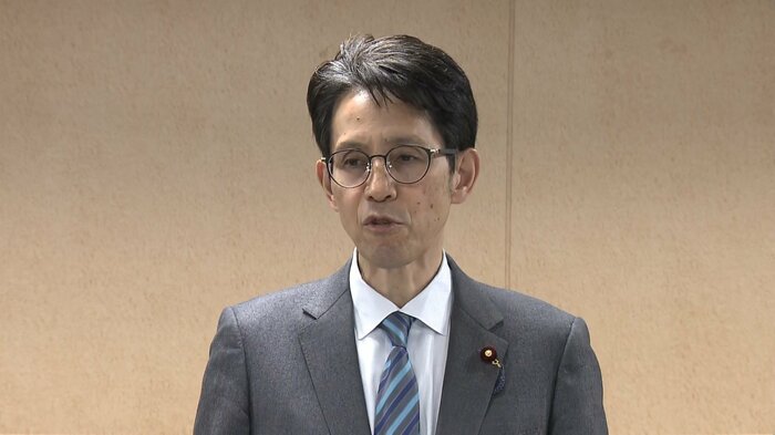 取材に応じる階氏