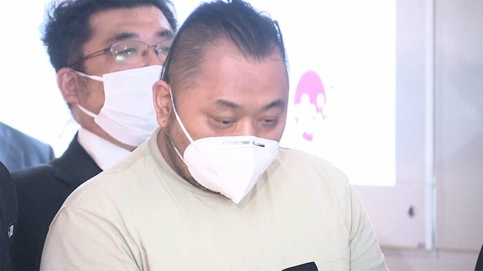 航空機を降りた小島容疑者(午前5時20分ごろ 羽田空港)
