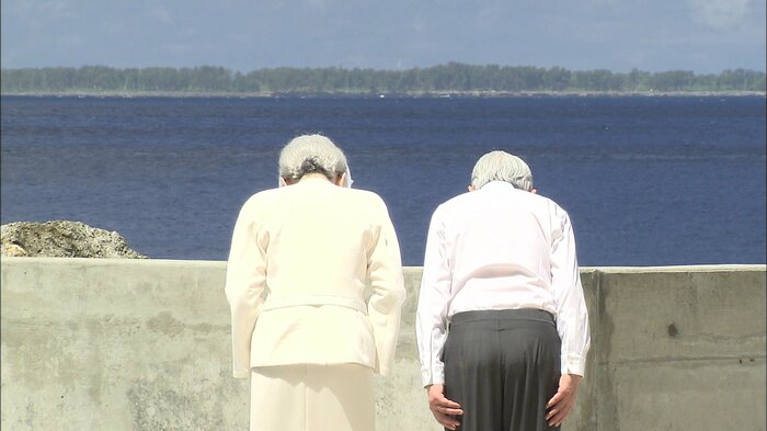 アンガウル島の方角に向かい黙礼される両陛下