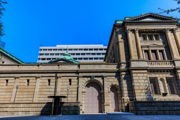 発行済み国債の半分を保有し、「財政ファイナンス」の状態になっているとも指摘される日銀