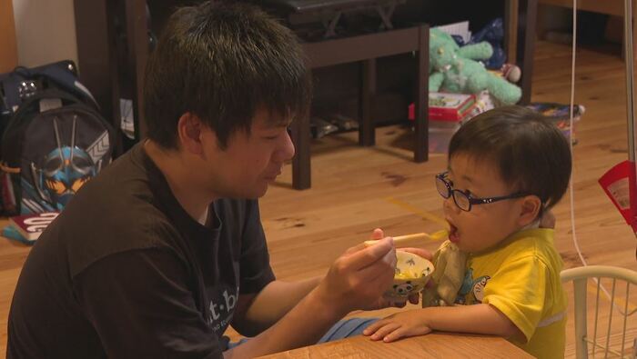 吟糸ちゃんの口に食事を運ぶ父・竜也さん