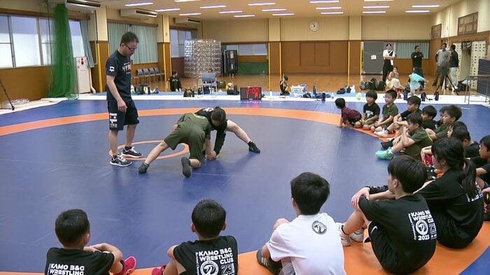 レスリングクラブの子どもたちに指導する小野選手