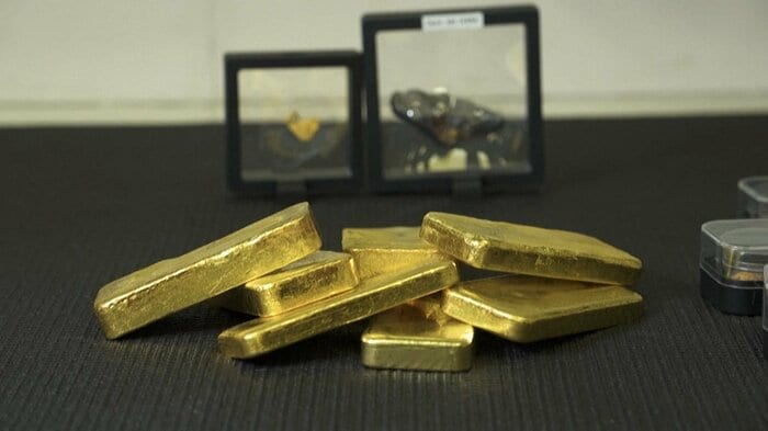 ニューヨークの先物価格は史上初めて1トロイオンスあたり3000ドルの大台を突破