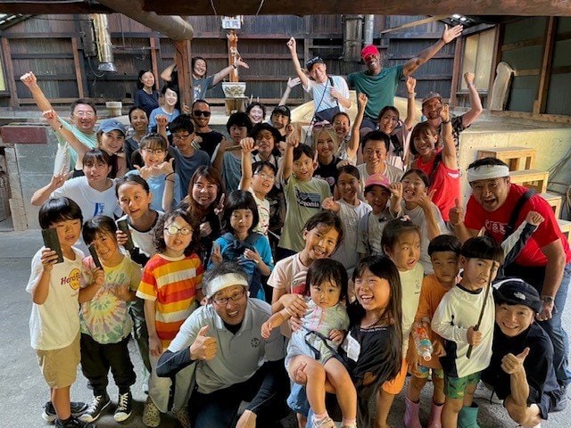 能登で復興復旧を目指す人々の話を聞く（大野製炭にて）