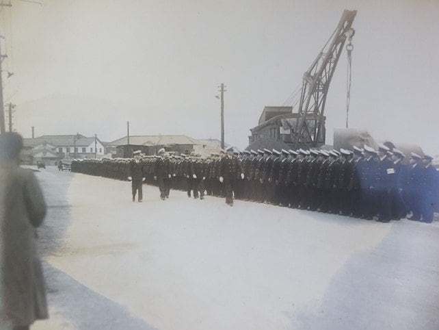 海上保安訓練所開所式で長官を出迎える訓練生(1950年11月海上保安大学校HPより)