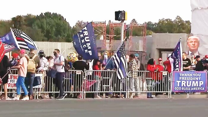 トランプ大統領が入院している病院の前でエールを送るために集まったトランプ大統領支持者