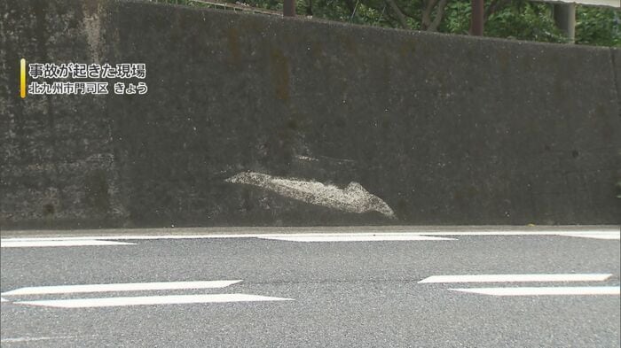 事故現場に残る乗用車衝突の跡（北九州市門司区）