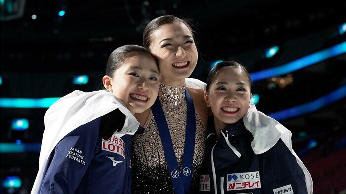 (左から)千葉百音、坂本花織、吉田陽菜、日本勢が笑顔で写真撮影