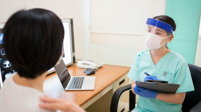 不要不急の外出は控えるべきだが、必要な通院などは例外となる(画像はイメージ)