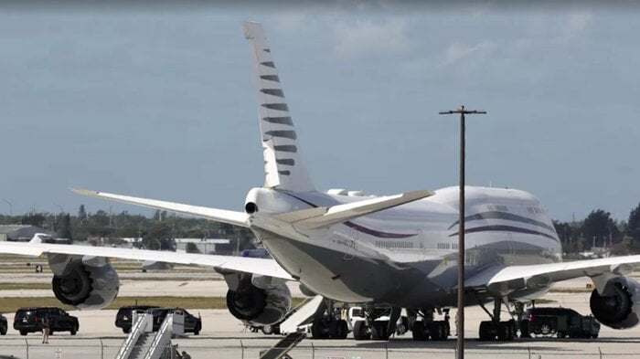 ボーイング747のそばにトランプ大統領の車列が…(2025年2月15日・フロリダ州パームビーチ)