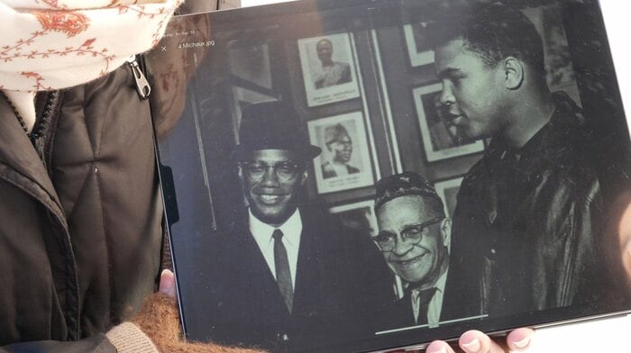 当時あった書店でのマルコムX（左）とモハメド・アリ（右）