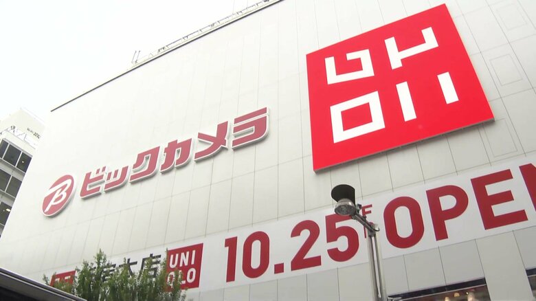 ユニクロ“旗艦店”新宿ビックロ跡地に復活…300人行列、多くのインバウンドも　欧米限定商品の“逆輸入”や「ゴジラ」コラボTシャツも登場｜FNNプライムオンライン
