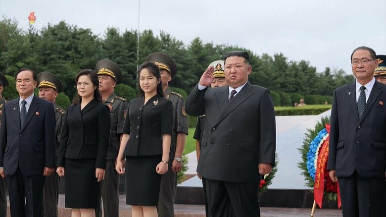 名前も肩書きもなく“センター”に 金正恩氏の娘「ジュエ」氏に見る映像先行の北朝鮮「後継者」イメージ戦略|FNNプライムオンライン