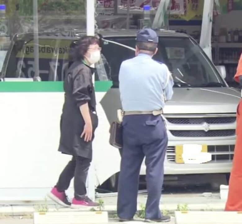 「車が店に突っ込んだ」従業員が通報　スーパーの壁を突き破り軽乗用車が店内へ　58歳男性客が巻き込まれ軽傷　74歳男性運転の車が駐車場で事故　兵庫・姫路市｜FNNプライムオンライン