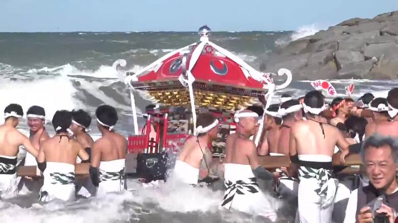 【圧巻】大量のみこし担ぎ荒波へ挑む「大原はだか祭り」　1万人以上が見守る名物「汐ふみ」に観客も思わず「熱くなる」｜FNNプライムオンライン