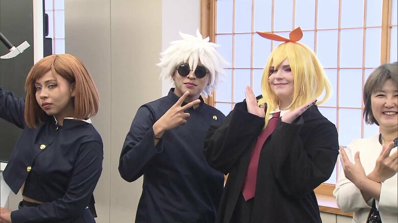 人気アニメのキャラクターに扮し…コスプレサミット出場国代表が外務省を表敬訪問　衣装は手作り「大会用は半年かけて製作」｜FNNプライムオンライン