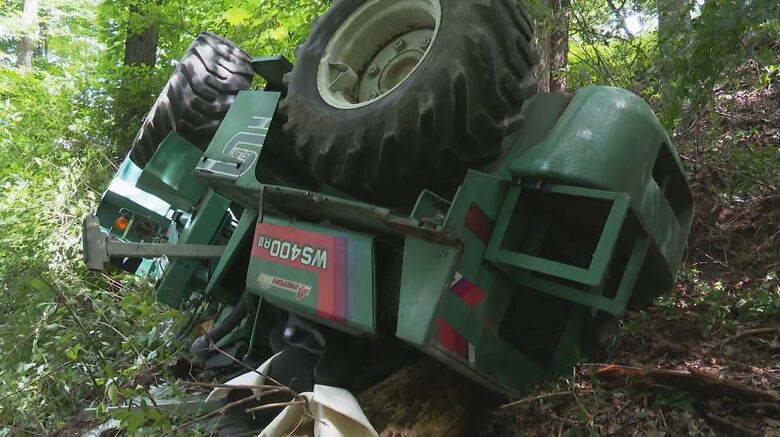 ホイールローダーの下敷きになり64歳男性が死亡　道路から約7メートル転落か　死因は圧死｜FNNプライムオンライン