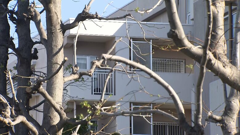 10歳男児がマンション5階から転落…共用廊下から自宅ベランダに移動しようと手を滑らせたか　命に別条なし　東京・立川市曙町｜FNNプライムオンライン