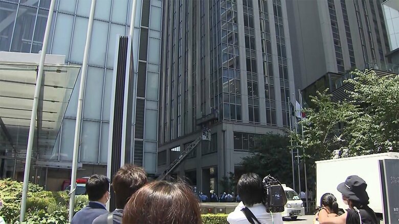【速報】東京･丸の内の高層ビル3階でゴンドラ宙づり　作業員4人のうち2人熱中症か