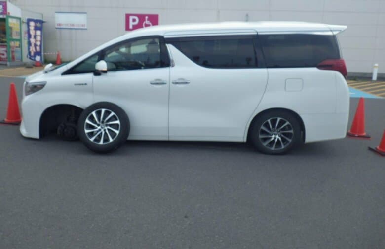 【ワゴン車の左前輪タイヤ脱落】スーパー駐車場で3台の車に衝突、ケガ人なし、4月下旬に自分で夏タイヤに交換、以降増し締めはせず＜北海道八雲町＞｜FNNプライムオンライン